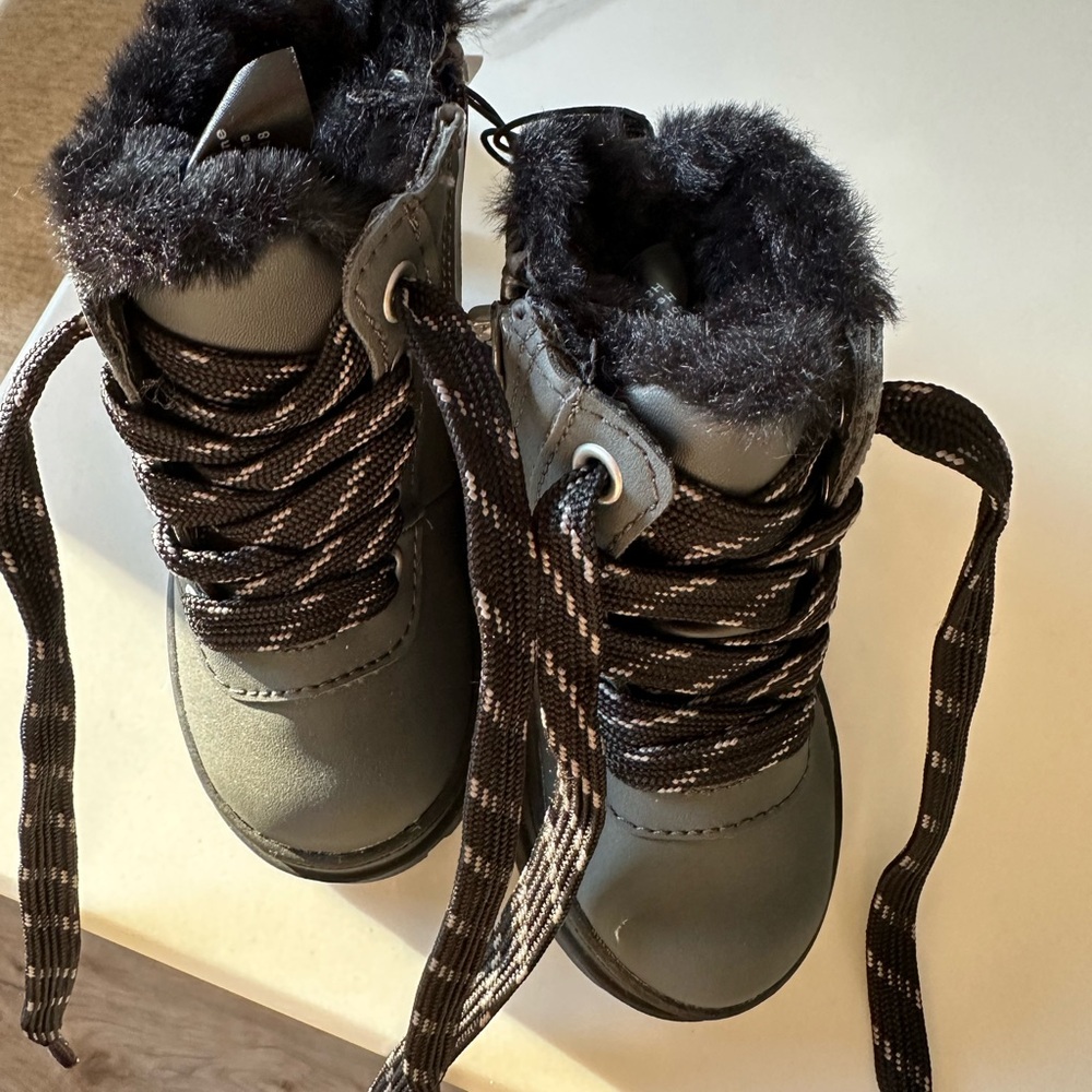 H&M toddler boots size 4-5 fur lined. Brand new
